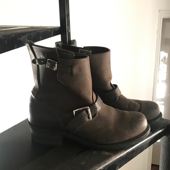 frye women's engineer 8r ankle boot